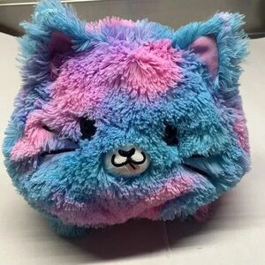 PIKMI POPS 
FlipMi Super Pop KESSIE THE CAT 
Giant Reversible Plushie
Multicolor